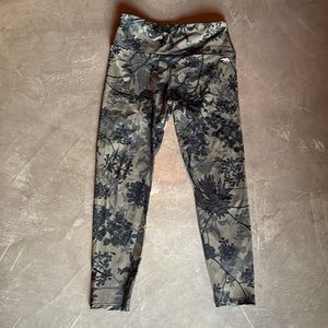Running Bare leggings Olive foliage pattern. Excellent condition